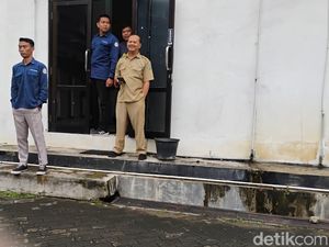 Warga Berhamburan Keluar Kantor Saat Gempa M 5,7 Guncang Pacitan Warga Berhamburan Keluar Kantor Saat Gempa M 5,7 Guncang Pacitan