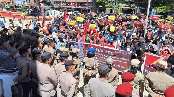Warga Taput demonstrasi dengan permintaan mudah-mudahan PT TPL secepatnya ditutup (Foto: Istimewa) Warga Taput demonstrasi dengan permintaan mudah-mudahan PT TPL secepatnya ditutup (Foto: Istimewa)