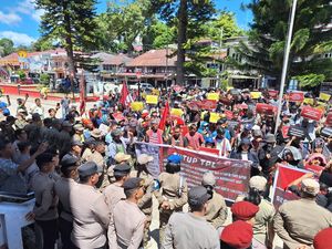 Warga Demo Kantor Bupati Taput, Desak TPL Ditutup Warga Demo Kantor Bupati Taput, Desak TPL Ditutup