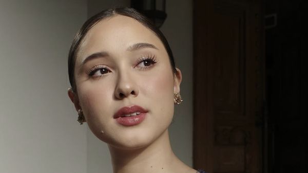 Foto: Pesona Yasmin Napper Anggun Berkebaya di China