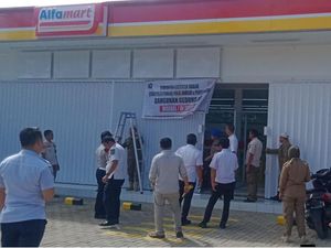 2 Minimarket di Takalar Disegel Satpol PP gegara Belum Kantongi Izin 2 Minimarket di Takalar Disegel Satpol PP gegara Belum Kantongi Izin