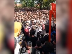 Video Pencari Kerja di Job Fair Baku Hantam Berebut Pindai QR Code