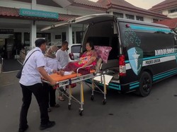 Bahagianya Lansia Gresik Dijemput Ambulans Gratis untuk Berobat