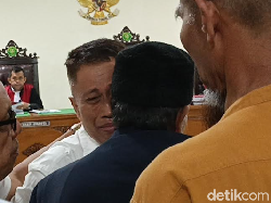 Tangis Annar di Pelukan Istri Usai Bacakan Eksepsi di Sidang Kasus Uang Palsu