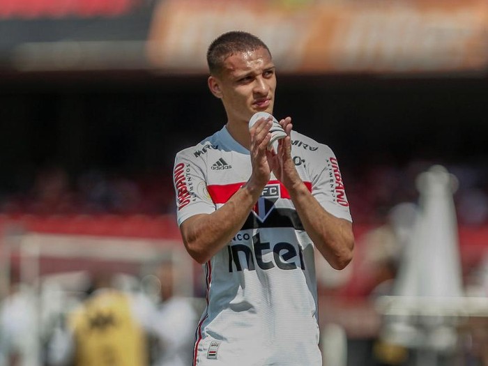 SAO PAULO, BRAZIL - AUGUST 31: Antony of Sao Paulo reacts after a red card during a match between Sao Paulo and Gremio for the Brasileirao Series A 2019 at Morumbi Stadium on August 31, 2019 in Sao Paulo, Brazil. (Photo by Miguel Schincariol/Getty Images)