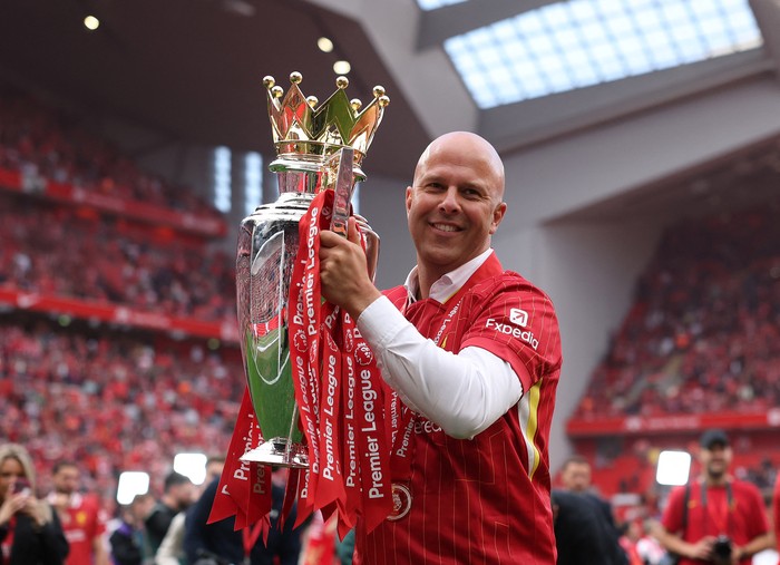 Arne Slot Soccer Football - Premier League - Liverpool v Crystal Palace - Anfield, Liverpool, Britain - May 25, 2025 Liverpool manager Arne Slot celebrates with the trophy after winning the Premier League REUTERS/Phil Noble EDITORIAL USE ONLY. NO USE WITH UNAUTHORIZED AUDIO, VIDEO, DATA, FIXTURE LISTS, CLUB/LEAGUE LOGOS OR LIVE SERVICES. ONLINE IN-MATCH USE LIMITED TO 120 IMAGES, NO VIDEO EMULATION. NO USE IN BETTING, GAMES OR SINGLE CLUB/LEAGUE/PLAYER PUBLICATIONS. PLEASE CONTACT YOUR ACCOUNT REPRESENTATIVE FOR FURTHER DETAILS..