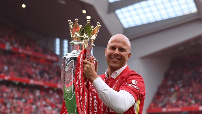 Soccer Football - Premier League - Liverpool v Crystal Palace - Anfield, Liverpool, Britain - May 25, 2025 Liverpool manager Arne Slot celebrates with the trophy after winning the Premier League REUTERS/Phil Noble EDITORIAL USE ONLY. NO USE WITH UNAUTHORIZED AUDIO, VIDEO, DATA, FIXTURE LISTS, CLUB/LEAGUE LOGOS OR LIVE SERVICES. ONLINE IN-MATCH USE LIMITED TO 120 IMAGES, NO VIDEO EMULATION. NO USE IN BETTING, GAMES OR SINGLE CLUB/LEAGUE/PLAYER PUBLICATIONS. PLEASE CONTACT YOUR ACCOUNT REPRESENTATIVE FOR FURTHER DETAILS..