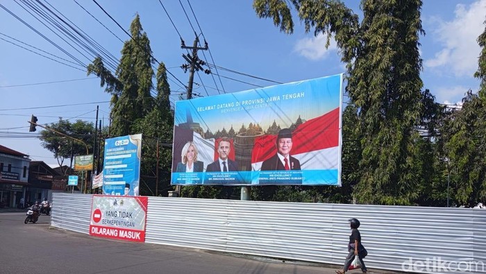Baliho ucapan selamat tiba terhadap Presiden Prancis Emmanuel Macron dan Presiden Prabowo Subianto di Simpang MAJT An-Nuur Kabupaten Magelang, Rabu (28/5/2025).