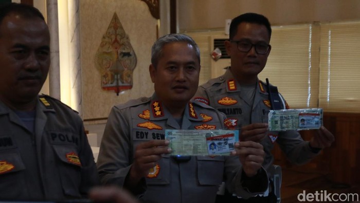 Polisi berbincang barang bukti laka maut.