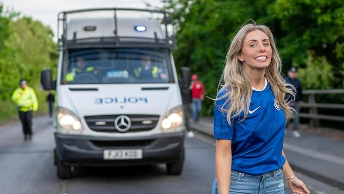 Bonnie Blue Bintang porno Inggris, Bonnie Blue, kembali bikin ulah di markas Nottingham Forest. Dia menerobos larangan masuk stadion dengan menyamar jadi fans Chelsea.