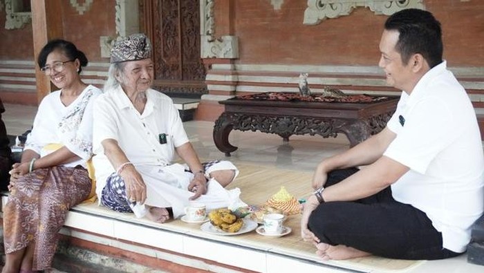 Bupati Jembrana I Made Kembang Hartawan (kanan) di saat mendatangi kediaman Mantan Bupati Ida Bagus Indugosa (kiri) di Desa Batuagung, Kamis (22/5/2025). Bupati Jembrana I Made Kembang Hartawan (kanan) di saat mendatangi kediaman Mantan Bupati Ida Bagus Indugosa (kiri) di Desa Batuagung, Kamis (22/5/2025).