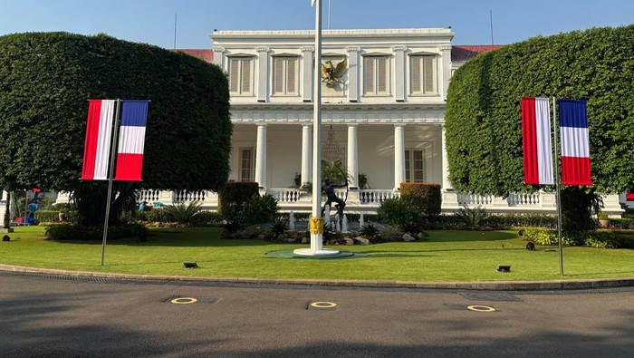 Dekorasi di Istana Negara di saat kunjungan kenegaraan Presiden Prancis Emmanuel Macron