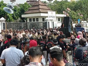 Demonstrasi Ormas yang Bikin Ngilu di Depan DPRD Kota Tasikmalaya Demonstrasi Ormas yang Bikin Ngilu di Depan DPRD Kota Tasikmalaya