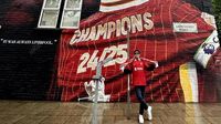 8 Gaya Desta Mejeng Bersama Karya Seni di Liverpool