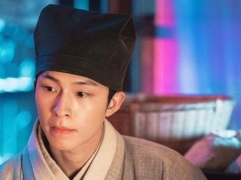 Drama Korea Lovers of the Red Sky (2021) Hong Kyung sebagai Choi Jung dalam drama Korea Lovers in the Red Sky (2021). (via VIU)