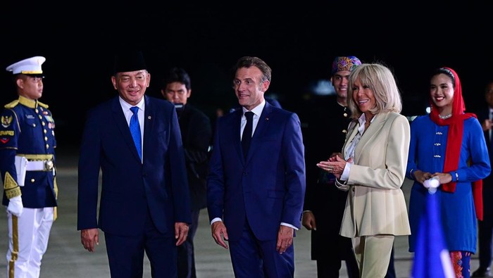 Emmanuel Macron dan istrinya tiba di Indonesia (Foto: Muchlis Jr - Biro Pers Sekretariat Presiden) Emmanuel Macron dan istrinya tiba di Indonesia (Foto: Muchlis Jr - Biro Pers Sekretariat Presiden)