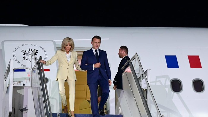 Emmanuel Macron dan istrinya datang di Indonesia (Foto: Muchlis Jr - Biro Pers Sekretariat Presiden) Emmanuel Macron dan istrinya datang di Indonesia (Foto: Muchlis Jr - Biro Pers Sekretariat Presiden)