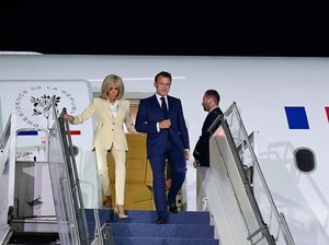 Tur Asia Tenggara Macron dan Istri: Insiden Toyor di Vietnam, Mesra di RI Tur Asia Tenggara Macron dan Istri: Insiden Toyor di Vietnam, Mesra di RI