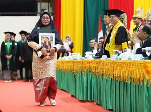 Kisah Haru Ibu Ikut Wisuda USK Gantikan Anaknya yang Meninggal Dunia Kisah Haru Ibu Ikut Wisuda USK Gantikan Anaknya yang Meninggal Dunia
