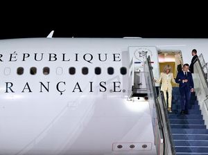 Gestur Mesra Macron dan Istri di Indonesia Usai Insiden di Vietnam Gestur Mesra Macron dan Istri di Indonesia Usai Insiden di Vietnam