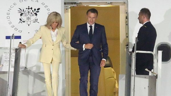 Foto: Gaya Brigitte Macron Tiba di Jakarta Dampingi Suami, Kompak Bersetelan