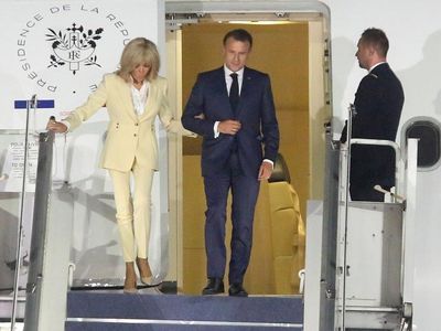 Mesranya Macron dan Istri di Indonesia: Cipika-cipiki hingga Gandengan Tangan