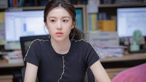 7 Gaya Go Yoon Jung Pakai Bajunya Sendiri di Drakor Resident Playbook