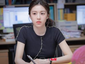 7 Gaya Go Yoon Jung Pakai Bajunya Sendiri di Drakor Resident Playbook