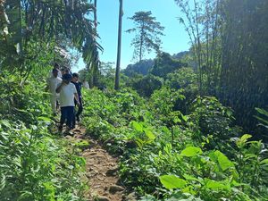 Gubernur Banten Jajal Trek Jalan Setapak ke Curug Putri Pandeglang
