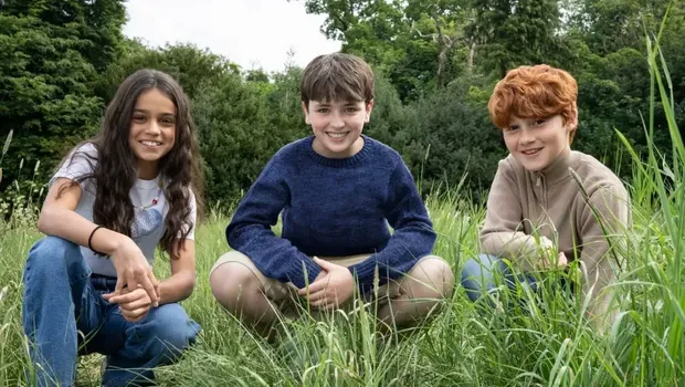 Pemeran serial Harry Potter (ki-ka): Arabella Stanton sebagai Hermione Granger, Dominic McLaughlin sebagai Harry Potter, Alastair Stout sebagai Ron Weasley.
