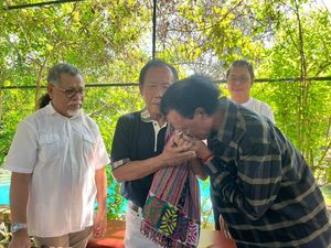 Hercules Minta Maaf dan Cium Tangan Sutiyoso: Kami Setia dengan Bapak Hercules Minta Maaf dan Cium Tangan Sutiyoso: Kami Setia dengan Bapak