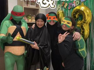 Indra Bekti Totalitas Jadi Raphael Si Kura-Kura Ninja Saat Ultah Dafni Indra Bekti Totalitas Jadi Raphael Si Kura-Kura Ninja Saat Ultah Dafni