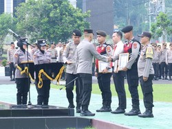 Irjen Hendro Pandowo Berikan Penghargaan 32 Anggota Polda Babel
