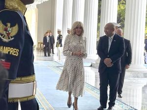 Video Keakraban Didit dan Brigitte Macron Ngobrol di Istana Video Keakraban Didit dan Brigitte Macron Ngobrol di Istana