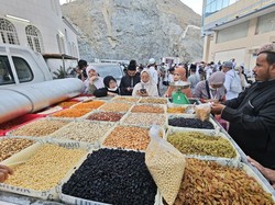 Video Pasar Kaget di Sekitar Pondokan Jemaah Indonesia