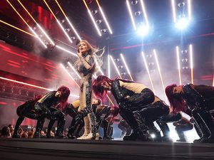 Alami Insiden Kostum di Panggung, JLo: Untung Pakai Underwear Alami Insiden Kostum di Panggung, JLo: Untung Pakai Underwear