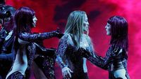 Nih Aksi Kontroversi Jennifer Lopez Ciuman di AMA 2025 Berbuah Cibiran
