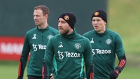 Jonny Evans (kiri), Christian Eriksen (tengah), dan Victor Lindelof sudah dipastikan pergi dari MU seiring habisnya kontrak mereka musim ini. Foto: Manchester United via Getty Imag/Matthew Peters