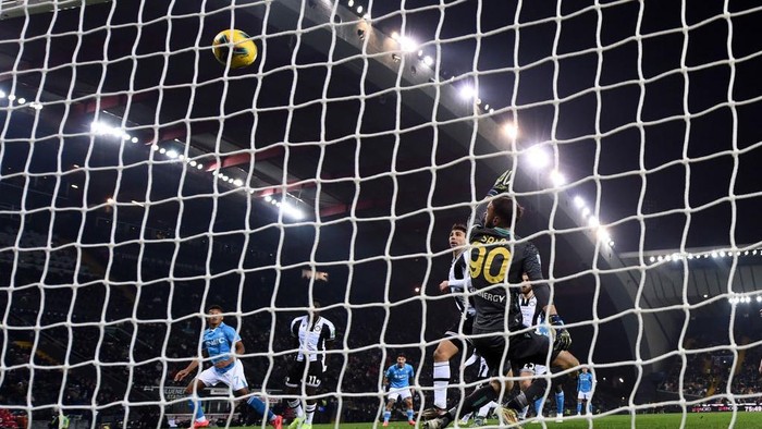 UDINE, ITALY - DECEMBER 14: Lautaro Giannetti of Udinese own goal during the Serie match between Udinese and Napoli at Stadio Friuli on December 14, 2024 in Udine, Italy. (Photo by Image Photo Agency/Getty Images)