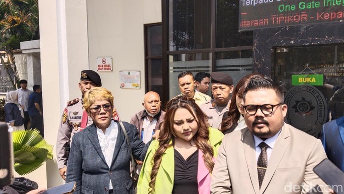 Lisa Mariana dan pengacaranya ketika memamerkan informasi di PN Bandung. Lisa Mariana dan pengacaranya ketika memamerkan informasi di PN Bandung.