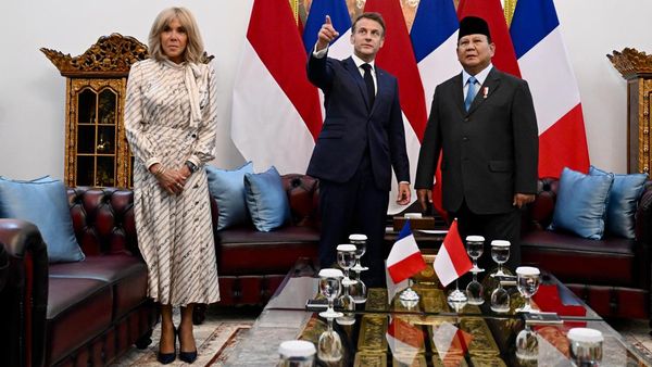 Saat Macron Penasaran Lihat Lukisan di Ruang Kerja Prabowo