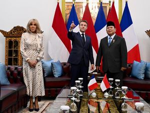 Hal yang Bikin Macron Salah Fokus di Ruang Kerja Prabowo