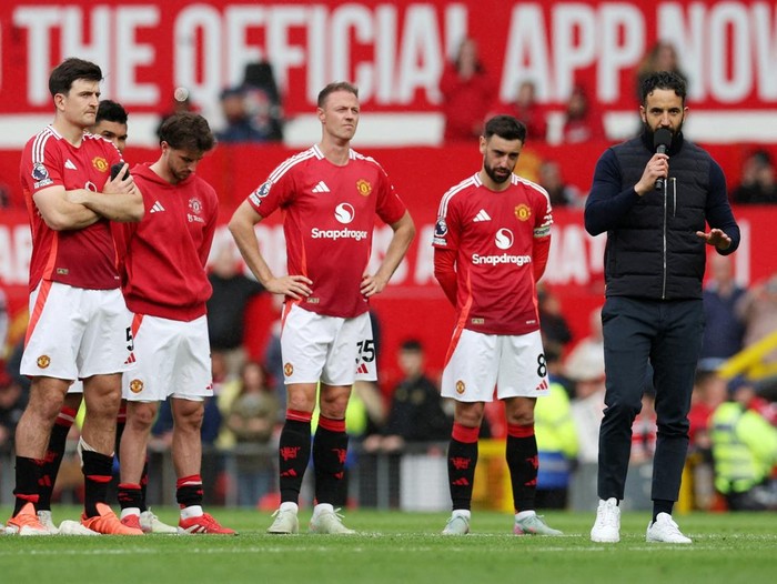Soccer Football - Premier League - Manchester United v Aston Villa - Old Trafford, Manchester, Britain - May 25, 2025 Manchester United manager Ruben Amorim talks to the fans after the match as Harry Maguire, Jonny Evans and Bruno Fernandes look on REUTERS/Chris Radburn EDITORIAL USE ONLY. NO USE WITH UNAUTHORIZED AUDIO, VIDEO, DATA, FIXTURE LISTS, CLUB/LEAGUE LOGOS OR 'LIVE' SERVICES. ONLINE IN-MATCH USE LIMITED TO 120 IMAGES, NO VIDEO EMULATION. NO USE IN BETTING, GAMES OR SINGLE CLUB/LEAGUE/PLAYER PUBLICATIONS. PLEASE CONTACT YOUR ACCOUNT REPRESENTATIVE FOR FURTHER DETAILS..     TPX IMAGES OF THE DAY