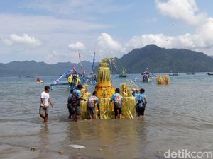 Masyarakat Pesisir Karanggongso Trenggalek Gelar Larung Sembonyo Masyarakat Pesisir Karanggongso Trenggalek Gelar Larung Sembonyo