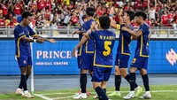 Penyerang asal Myanmar Maung Maung Lwin menjebol gawang MU yang dikawal Tom Heaton. (Foto: AFP/MOHD RASFAN)