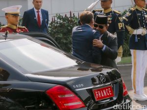 Momen Prabowo Sambut Macron di Istana Merdeka dengan Pelukan Hangat