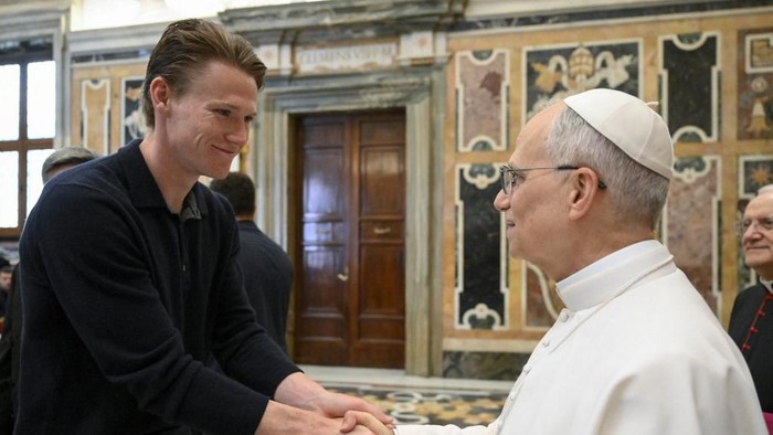 This photo taken and handout on May 27, 2025 by Vatican Media shows Pope Leo XIV shaking hands with Napolis Scottish midfielder Scott Mc Tominay during a meeting with the managers and players of the Napoli football team in the Vatican. (Photo by SIMONE RISOLUTI / VATICAN MEDIA / AFP) / RESTRICTED TO EDITORIAL USE - MANDATORY CREDIT 