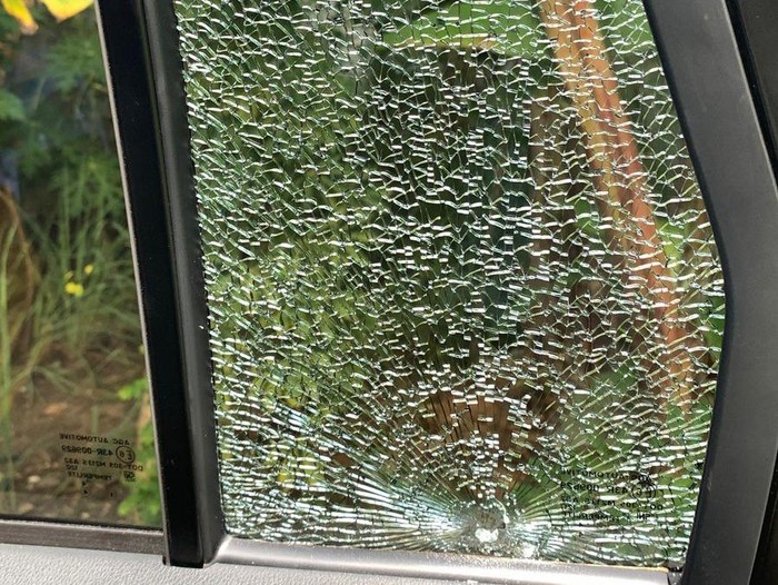 Penampakan beling kendaraan beroda empat perempuan asal Gamping yang pecah ditembak pemotor misterius di Jokteng Wetan, Rabu (28/5/2025). Penampakan beling kendaraan beroda empat perempuan asal Gamping yang pecah ditembak pemotor misterius di Jokteng Wetan, Rabu (28/5/2025).