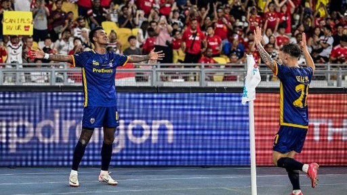 All-Stars Maung Maung Lwin (L) celebrates with a teammate after scoring a goal during the exhibition friendly football match between Manchester United and Asean All-Stars at the National Stadium Bukit Jalil in Kuala Lumpur on May 28, 2025. (Photo by Mohd RASFAN / AFP)