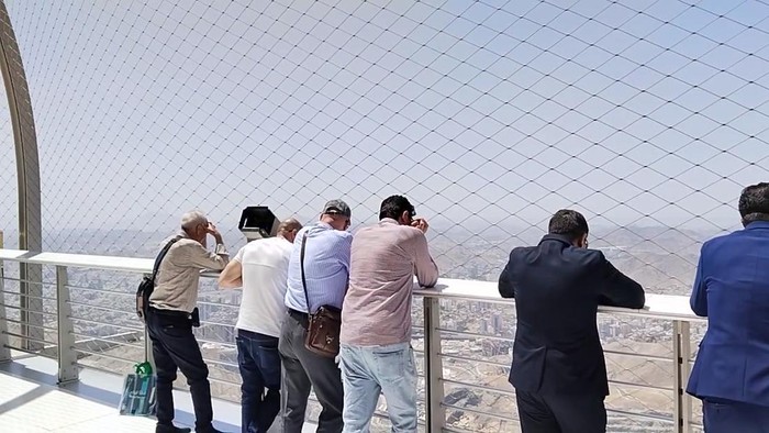 Pengunjung viewing deck terlihat berdoa, memotret bahkan menangis saat melihat Masjidil Haram dari atas.